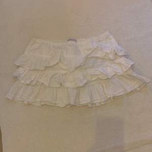 Kort, vit kjol från fishbone i storlek L. Säljer då den inte riktigt passar mig❤️