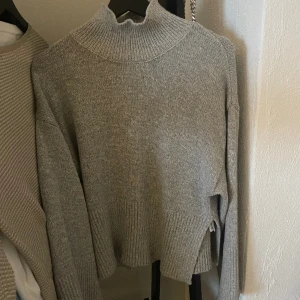 Grå stickad tröja - Grå stickad tröja från bikbok, sparsamt använd, 200kr jag är 164cm för referens 
