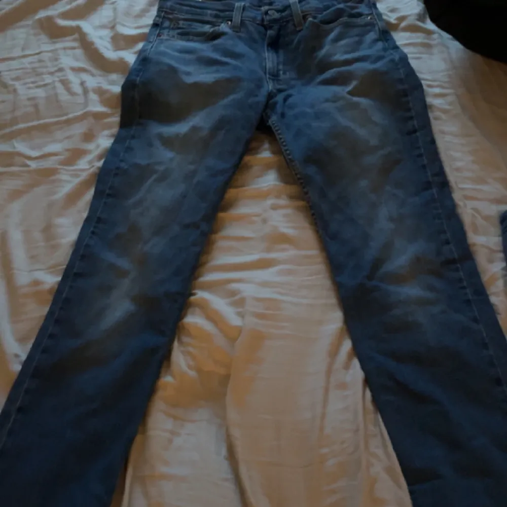 Säljer mina Levis jeans eftersom att dom är för långa för mig (175) köpte dom för ett tag sen och har seriöst aldrig använts. W28 L32. Jeans & Byxor.