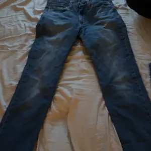 Säljer mina Levis jeans eftersom att dom är för långa för mig (175) köpte dom för ett tag sen och har seriöst aldrig använts. W28 L32