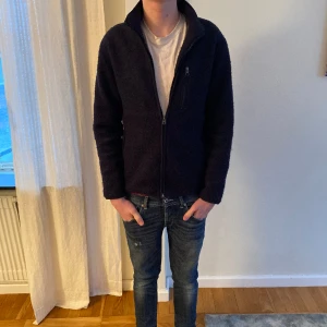 John Henric fleecejacka - Tja, säljer en fet fleecejacka från John Henric, jackan är använd men i gott skick! Inga defekter eller liknande. Nypris runt 1200kr. Storlek S true to size. Sjukt nice jacka till våren! Bra alternativ till patagonia 👍