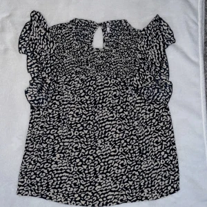 Blus - Säljer denna jätte fina blusen som är i nyskick. Tyvär kommer den inte till någon användning. Är i storleken XS men funkar till S också.