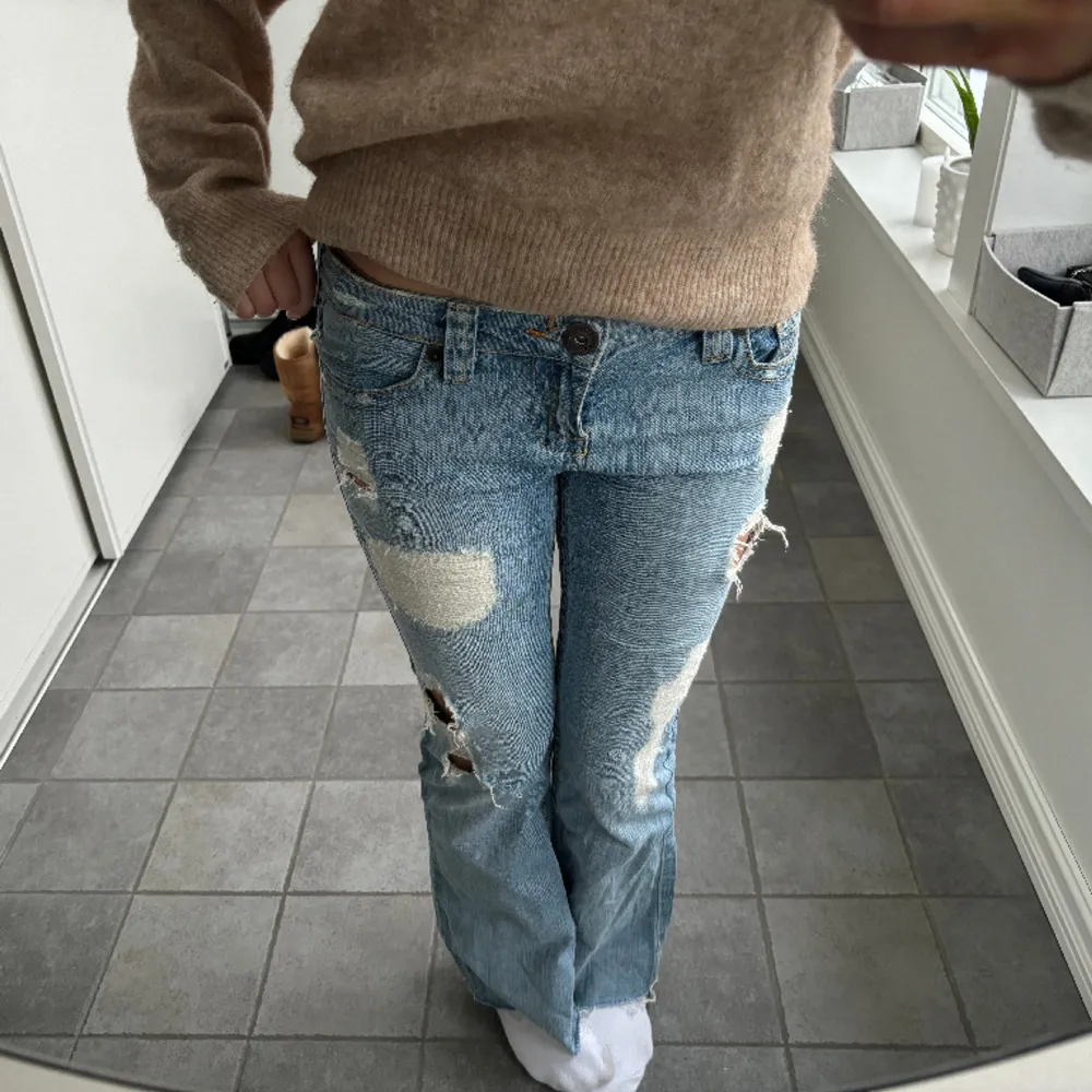 Säljer nu dessa as coola jeansen då jag inte får användning för de längre. Oklar storlek men tippar på 28/30. 💕💕Skriv om ni har frågor!!. Jeans & Byxor.
