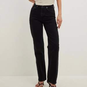 Nakd ”raka jeans med hög midja” svart 34 Helt oanvända, alla lappar kvar Originalpris 549:-💞
