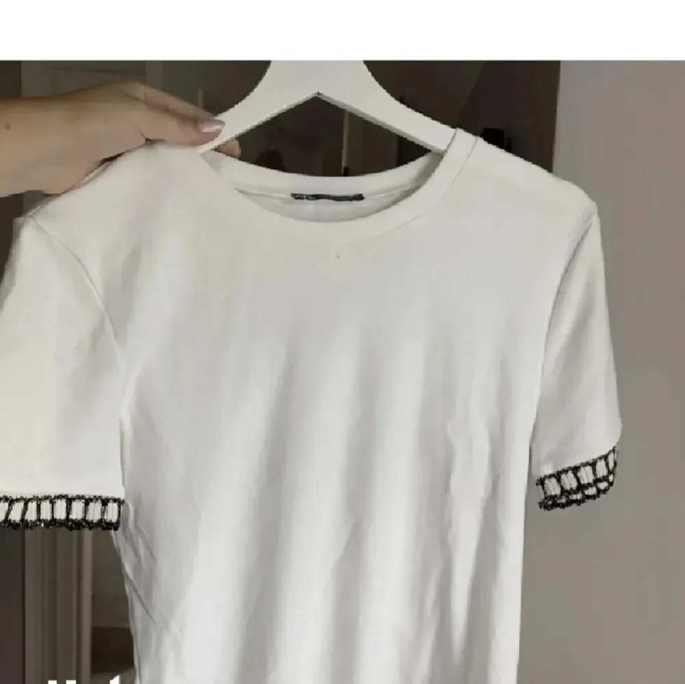 Säljer min tröja från zara i storlek S🩷Tröjan har superfina detaljer i armarna. Säljs pga att den inte kommer till användning. Nypris 200kr säljs för 150kr🤩köpt här på plick🩷(lånade bilder). T-shirts.