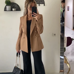 Kavaj  - Köpt på Zara, använd ett par gånger, otroligt fin