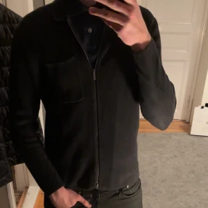 Kofta - En snygg full zip kofta som inte kommer till användning längre. Ny skick i princip, 9/10. Hör gärna av er vid frågor eller funderingar// Mvh EAresell