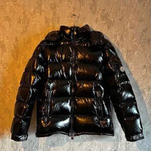 Moncler Maya - denna jckan är nästan helt ny och vill få sålt den pågrund av att jag köpte moose knuckel jacka Fraktar utanför plick Swish