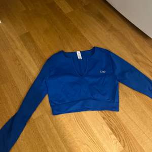 Kroppad blå ribbad ICIW tröja, storlek M, använd 2 gånger ca, trivs inte i färgen och därav säljer jag den 