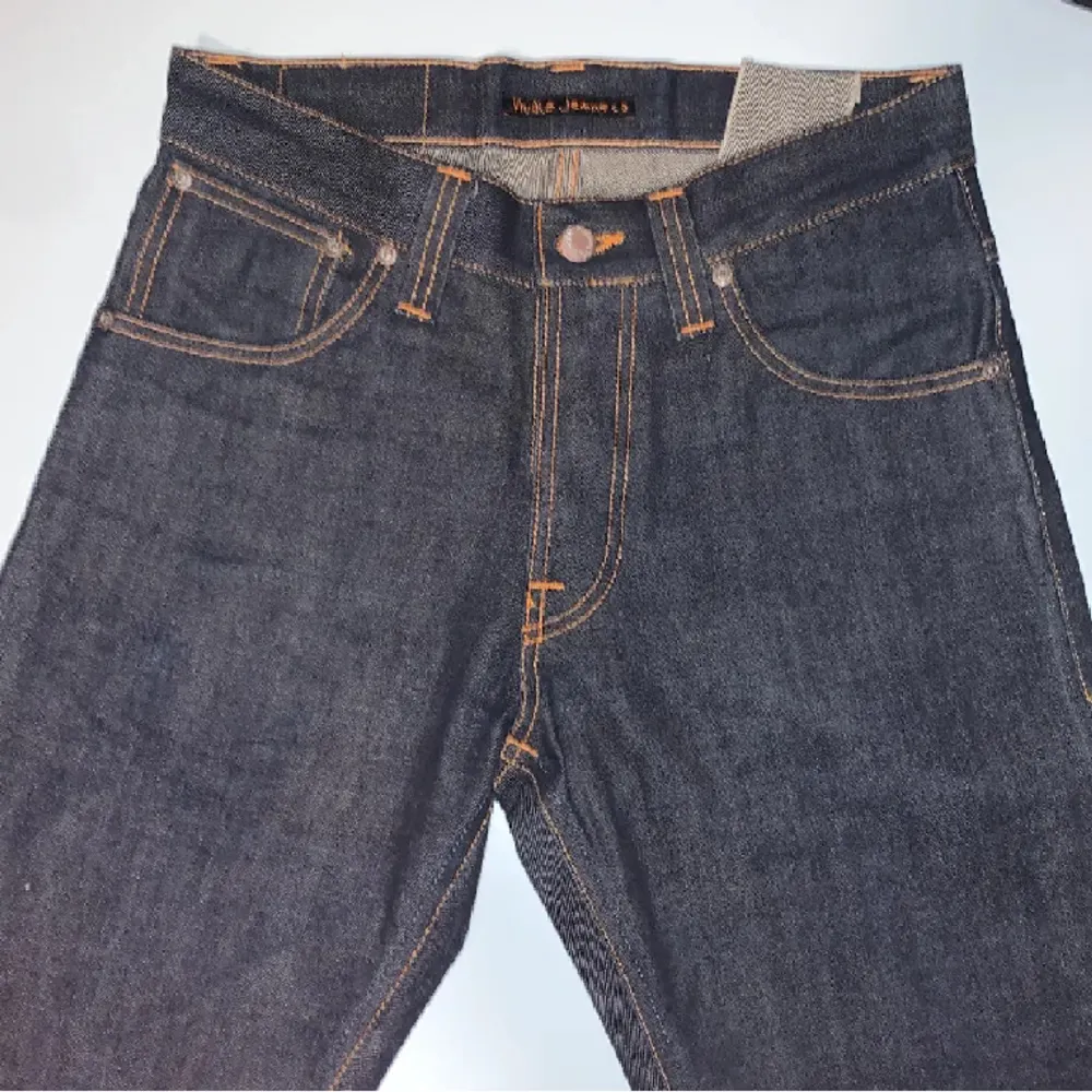 Säljer nu dessa nudie jeansen då de ej kommer till användning | Storlek W28 L32 | Endast testade skick 10/10 | nypris 2000💸 | Kom med prisförslag 😊 (Tar även byten). Jeans & Byxor.