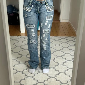 Snygga Jeans - Ett par jättesnygga jeans som jag köpt på Plick, använt ca 1-2 ggr. Ser ut att vara i nyskick! Säljer pga för små  Är lite osäker på storleken men mellan 26-34 ungefär