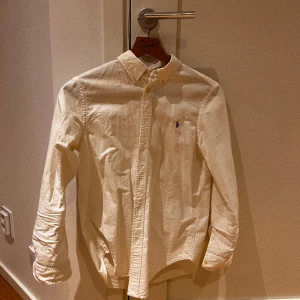 Ralph Lauren skjorta - En fet raffe skjorta i helt ok skick. Den är i storleken 16år och skulle säga att de är xs 