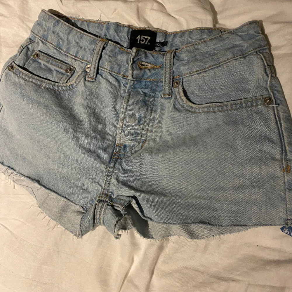 Säljer mina jeans shorts som aldriga är använda bara testade köpta för 150 och säljer för 90. Shorts.