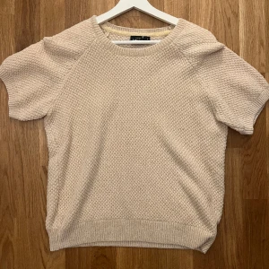 Stickad t-shirt - Jättefin stickad T-shirt från Kappahl. Använd en gång. Sitter som en M.