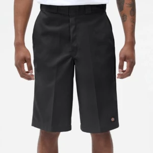Dickies cargoo Skater shorts - Dickies cargoo Skater shorts, loose fit, i storlek enligt måtten: Midja: 40cm Längd: 62cm Skick 10/10 aldrig använda utan prislapp! Passar dig som gillar baggy skater shorts till varmare väder! Nypris: 699kr  Fråga gärna om fler bilder! 🫶🏼❣️
