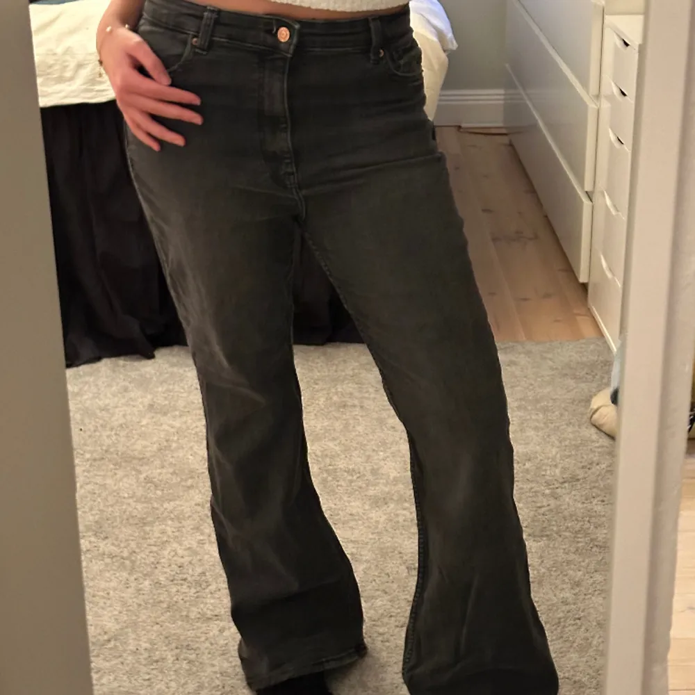 Så fina mörkgråa jeans från Bershka i storlek 40💕. Jeans & Byxor.