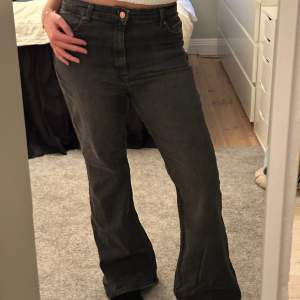 Så fina mörkgråa jeans från Bershka i storlek 40💕