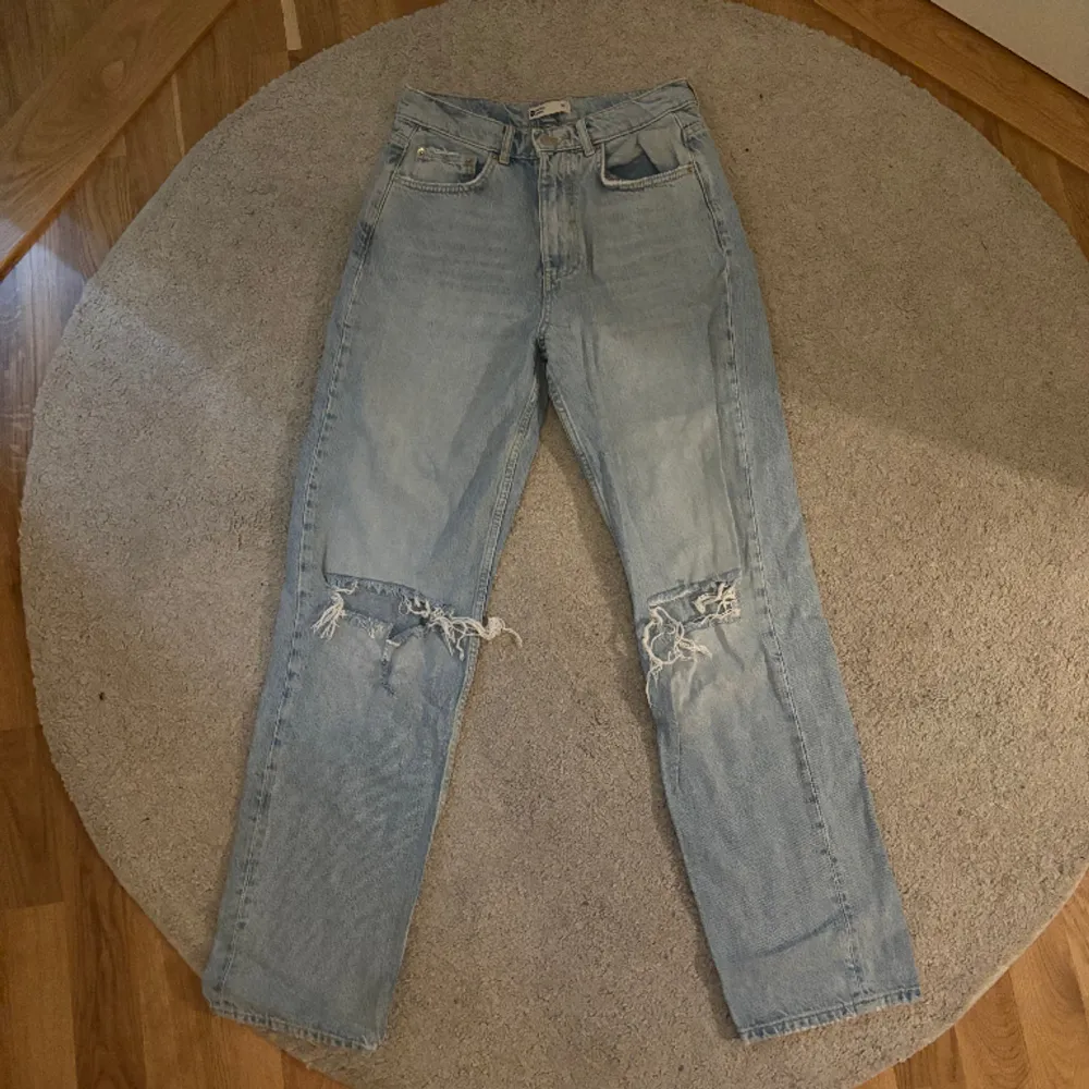 Ljusblåa raka jeans från Gina Tricot i ett fint skick, använda några gånger. . Jeans & Byxor.