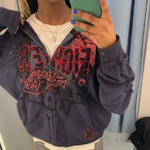 SKIT COOL ZIP UP HOODIE - Säljer den fetaste zip hoodien någonsin. Super skönt och är enkel att styla. Köptes på secondhand för 220kr men säljer för ett billigare pris. Passar S-XL beroende på vilken passform du vill ha men funkar för XS också!  Hör av dig vid intresse❤️