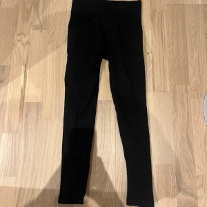 tränings thigts  - säljer dessa svarta tränings thigts med scrunch i rumpan ❣️