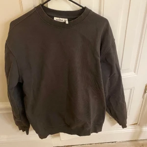 Snygg weekday sweatshirt - Weekday sweatshirt i faded grå, special kollektion, nypris 600, storlek M