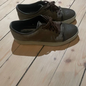 Lanvin skor - Säljer ett par feta lanvins som är en perfekt färg nu till vår/sommaren.  Ganska änvända men funkar strålande. Hör av er med om intresse eller frågor🙌💯😉