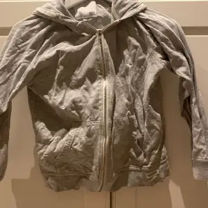 Säljer min underbara zipup hoodie från lager 157. Jag säljer denna pga att den inte passar längre💕På bild ser den lite skrynklig ut och det är pga att den precis blev tvättad💗