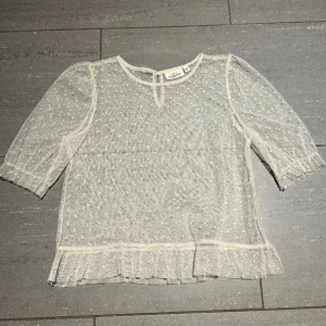 Spetstopp - Superfin vit spetstopp med små prickar på🩷perfekt till fest