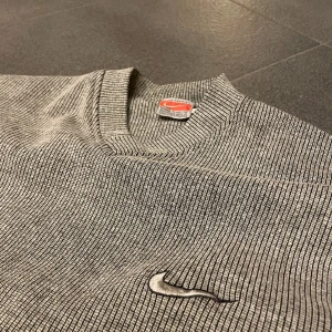 Vintage Nike sweatshirt  - Säljer många av mina underbara plagg då jag uppgraderar garderoben.  Detta är min unika Vintage Nike Sweatshirt med V- neck 