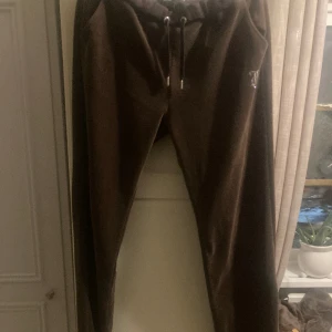 JUICY COUTURE Velour  - Ett par  Juicy Couture velour som är i hyfsat bra Skick i storlek L men tror att den även skulle kunna passa för storlek M om du vill ha lite mer bilder skriv till mig.