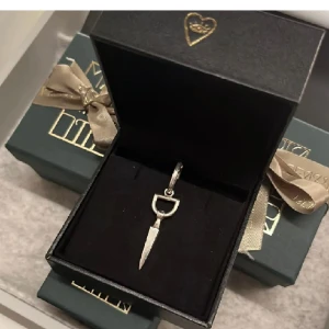 Maria Nilsdotter örhänge - Säljer mitt jätte snygga MN örhänge i silver ”bitten earring”. Säljer pga att jag använder guld nu! Byter gärna mot något annat i guld från MN💖 nypris 2295kr. Pris kan diskuteras!