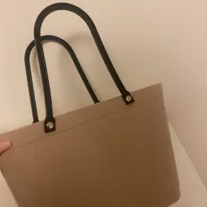 Hinza väska i nyskick! 💼 Hinzaväskan är den perfekta shopping och strandväskan. Väskan är gjord av sockerrör och förnybar plast och har en slät fin design 😌