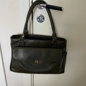 Mörkgrön handväska - En handväska som jag köpt på secondhand och använt ett tag men som nu får gå vidare. Passar till allt och man märker att de är väldigt bra kvalite! Bara att skriva om ni undrar något💕