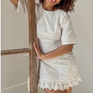 SÖKER - Söker denna fina klänningen från Na-kd till min student🙏💞