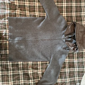 Massimo dutti cardigan - Fräsch Massimo dutti cardigan som är inköpt för ett år sen av mig. Sjukt bra nu till våren men jag säljer den då jag tröttnat på den. Tveka ej på att fråga om de är nått o tar hjärna fler bilder om det önskas👍 Obs jackan säljs ej i butik längre…