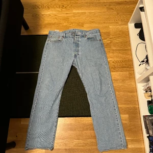 Levis 501 - Säljer nu mina ljusblåa Levis 501!  Dem är förstora för mig så har valt att sälja dem. Använd ett fåtal gånger så inprincip i ny skick (9/10)  storlek: W38 L32 (Ny pris 1200kr)