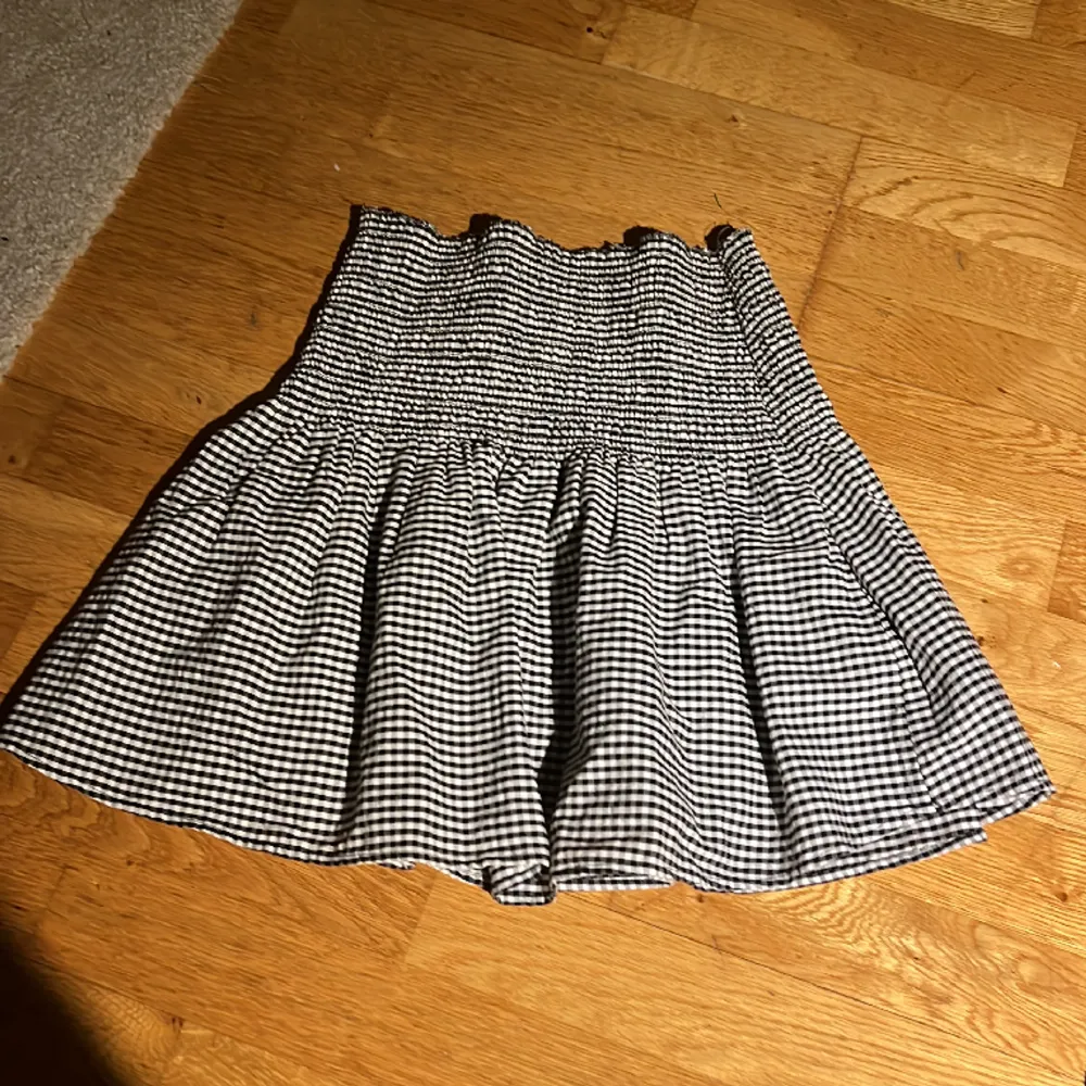 Fin kjol till sommaren men går även att använda som en topp. Kjolar.