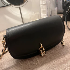 MK väska - Säljer min michael kors handväska eftersom jag har för många väskor! Fick den i present, och har kvar tygpåsen som den kom i. Den är aldrig använd, men priset kan alltid diskuteras🙏🏽