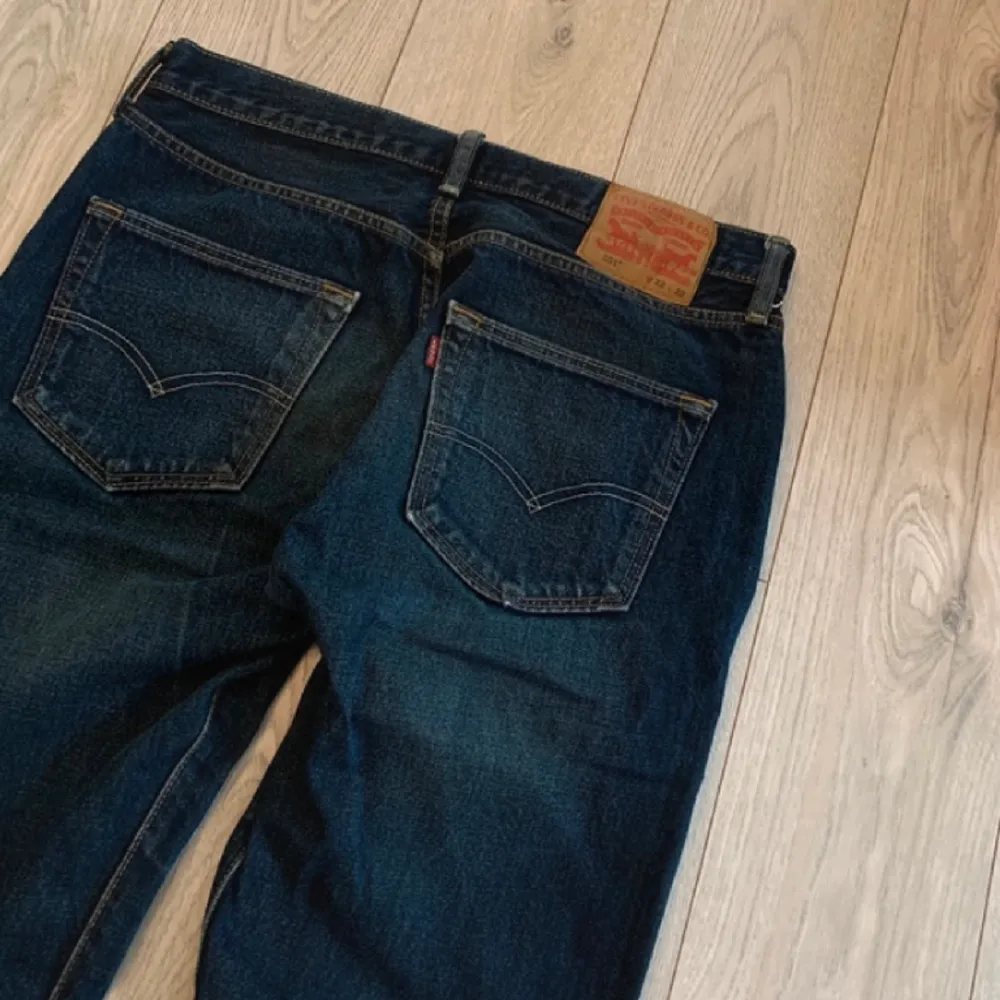 Levis 501 straight fit jeans som är som nya, de är i onesize men passar XS-M, Supersnygg färg!  Väljer du postnord som frakt alternativ så skickas byxorna samma dag som du köper dom. Jeans & Byxor.
