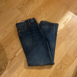 Jeans - Säljer mina riktiga schyssta jeans från H&M, dessa är i relaxed fit vilket gör så att dom går perfekt över skorna!  Helt utan defekter eller slitage! Hör av er vid intresse samt funderingar!