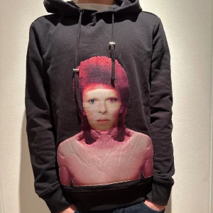 Limitato Hoodie storlek M (David Bowie) - Säljer nu min Limitato Hoodie som är köpt på Nk för 3200kr. Tröjan har inga skador eller hål. Skicket 9.5/10. Priset kan möjligtvis minskas vid snabb affär.