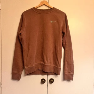 Snygg brun Nike sweatshirt  - Har använt den ett par gånger, den har inga tecken på användning 
