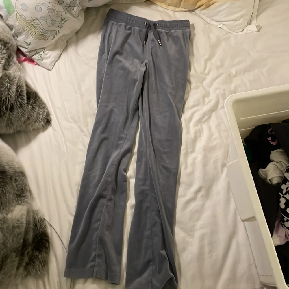 Mjuka byxor som är grå och hat ficka där bak. Jeans & Byxor.