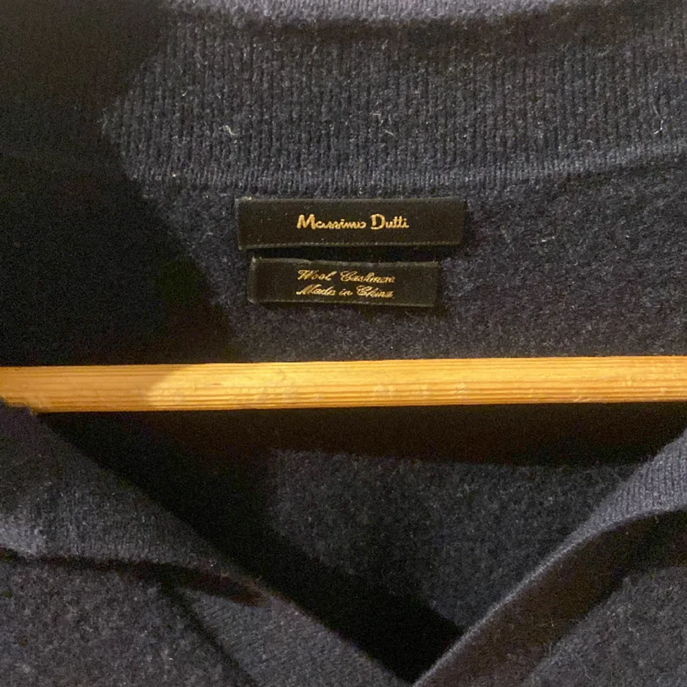 Säljer min superfräscha stickade tröja från Massimo dutti. Storlek M men funkar även som S! Materialet är wool cashmere. Hör av er vid intresse samt funderingar!. Stickat.