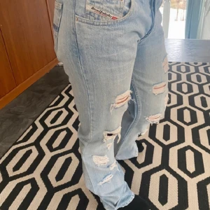 Utsvängda diesel Jeans - Säljer dessa sjukt coola diesel jeansen! Innerbenslängden:86 cm midjemåttet: 42 cm rakt över🥰 kolla gärna in min profil då jag säljer fler coola jeans 