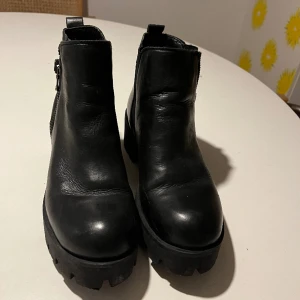 Boots  - Boots med dragkedja i storlek 38. Ca 5cm hög ”traktorsula”. Använda men i bra skick. Inköpta på någon skoaffär men kan inte komma ihåg vilken.