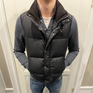 Gant väst - Snygg gant väst i storlek m. Tyvärr så är det några skador på västen där av priset. Skulle säga att cond är 6/10. Modellen är 184 är sitter väldigt bra😀