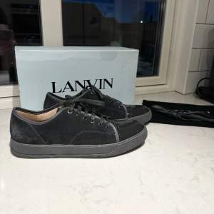 Säljer nu mina gråa Lanvin skor. Använda ett fåtal gånger och skicket är utmärkt. Storlek UK10 passar 44-45 enligt mig.