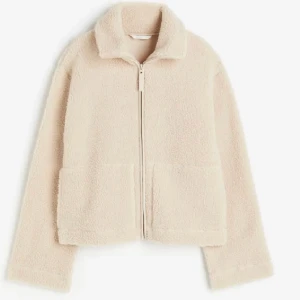 Teddy jacka från h&m  - Använt jackan 2 gånger är som ny:) inga fläckar vad jag vet:)❤️