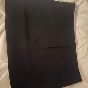 Kjol - Super snygg och populär kjol från & Other Stories. Kjolen är nästan helt oanvänd. Skriv för fler bilder! Nypris 500 kr